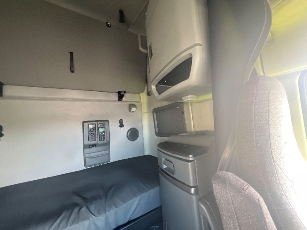 Sleeper Tractor-Heavy Duty Tractors-Volvo-2020-VNL64760-Rochester-NY-476,758\n\t\tmiles-$ 63,500 - Image 18