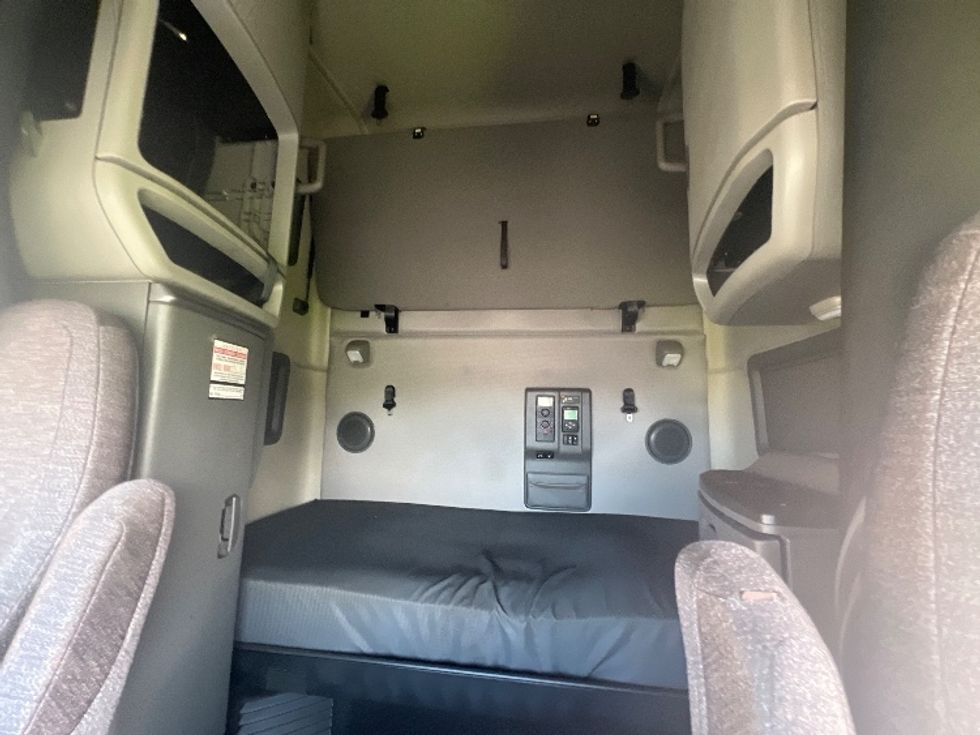 Sleeper Tractor-Heavy Duty Tractors-Volvo-2020-VNL64760-Rochester-NY-476,758\n\t\tmiles-$ 63,500 - Image 19