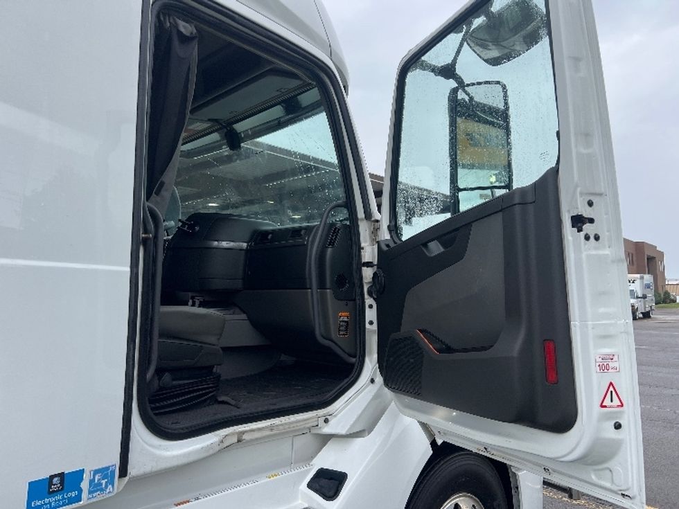 Sleeper Tractor-Heavy Duty Tractors-Volvo-2020-VNL64760-Rochester-NY-548,705\n\t\tmiles-$ 59,250 - Image 13