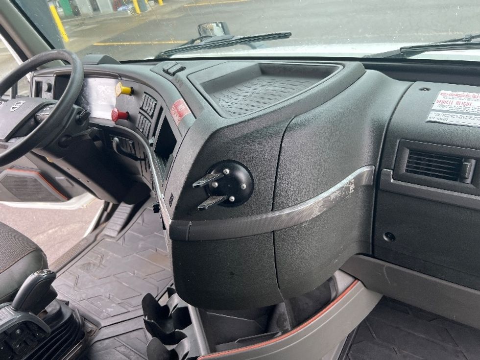 Sleeper Tractor-Heavy Duty Tractors-Volvo-2020-VNL64760-Rochester-NY-548,705\n\t\tmiles-$ 59,250 - Image 15