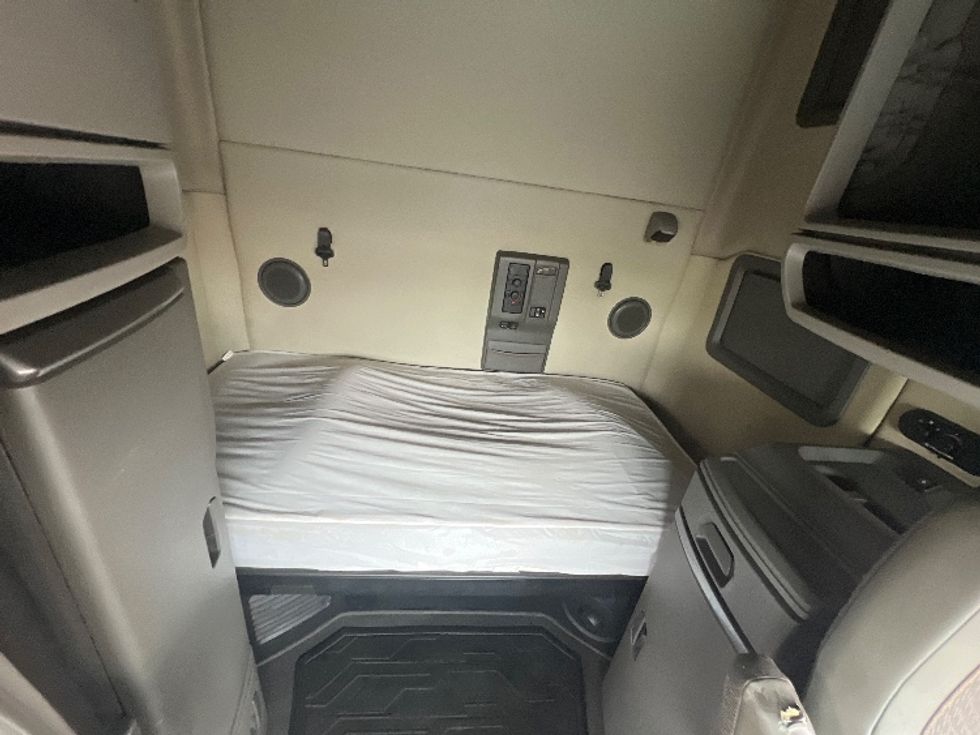 Sleeper Tractor-Heavy Duty Tractors-Volvo-2020-VNL64760-Rochester-NY-548,705\n\t\tmiles-$ 59,250 - Image 16