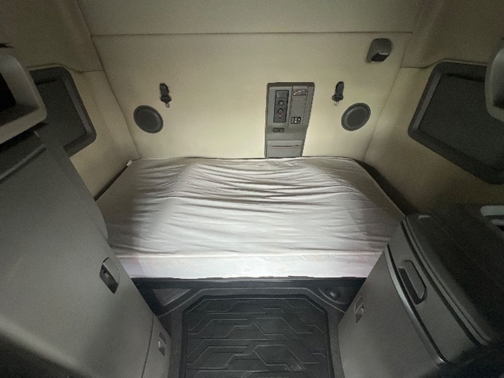 Sleeper Tractor-Heavy Duty Tractors-Volvo-2020-VNL64760-Rochester-NY-548,705\n\t\tmiles-$ 59,250 - Image 17