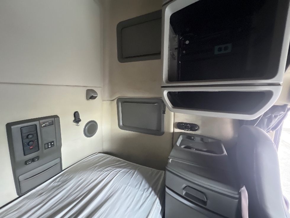 Sleeper Tractor-Heavy Duty Tractors-Volvo-2020-VNL64760-Rochester-NY-548,705\n\t\tmiles-$ 59,250 - Image 18