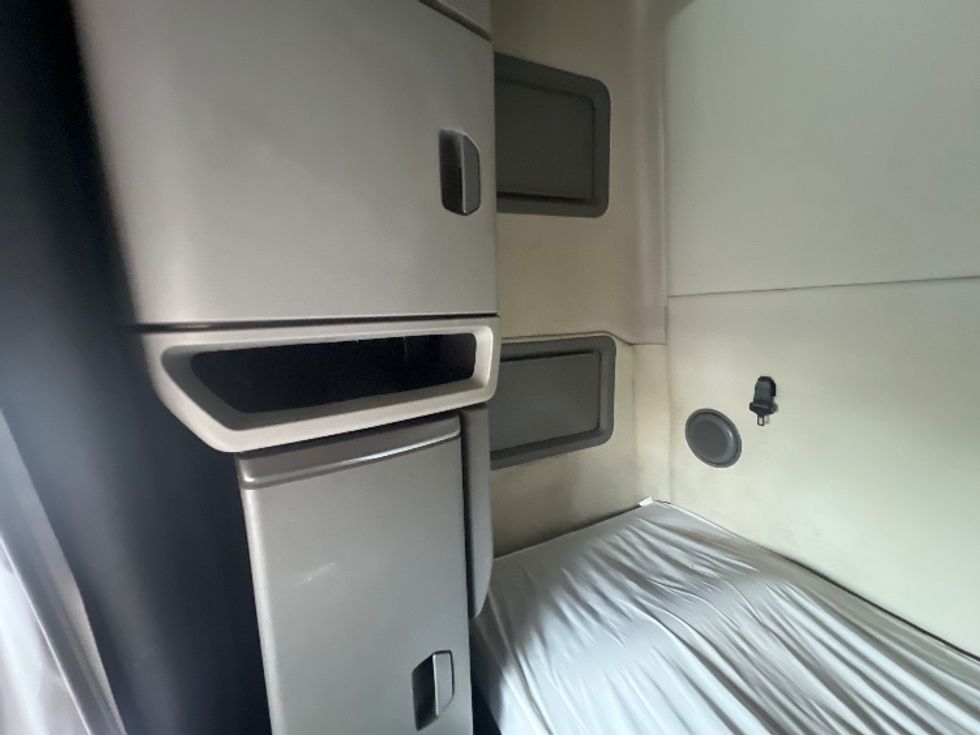 Sleeper Tractor-Heavy Duty Tractors-Volvo-2020-VNL64760-Rochester-NY-548,705\n\t\tmiles-$ 59,250 - Image 19