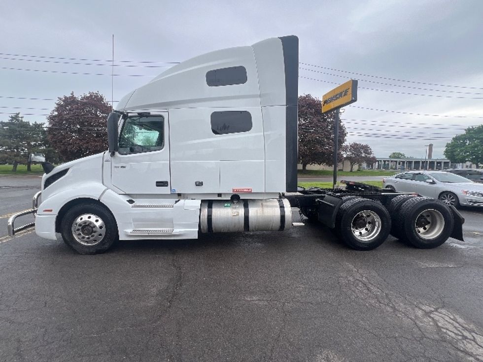 Sleeper Tractor-Heavy Duty Tractors-Volvo-2020-VNL64760-Rochester-NY-548,705\n\t\tmiles-$ 59,250 - Image 4