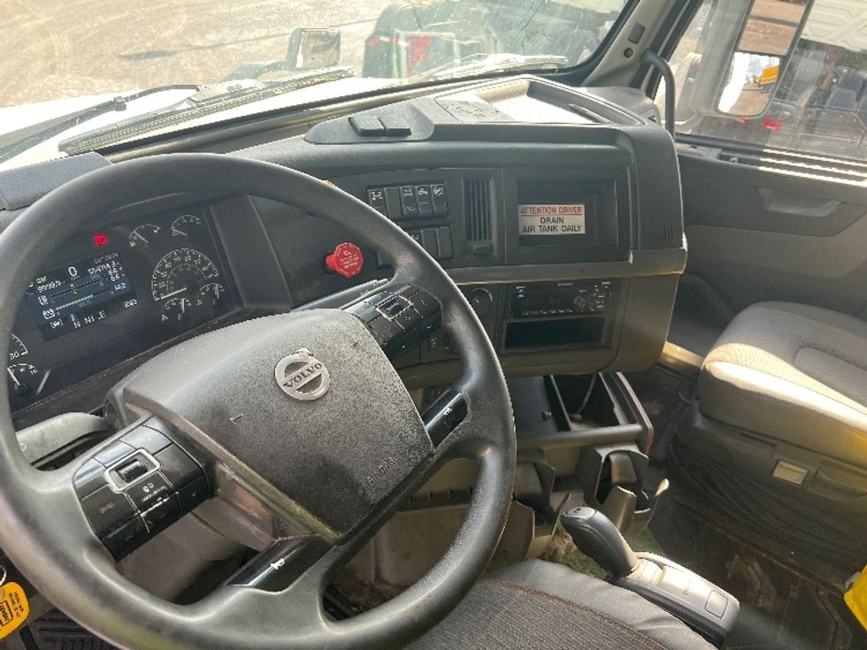 Sleeper Tractor-Heavy Duty Tractors-Volvo-2020-VNL64760-Rochester-NY-554,448\n\t\tmiles-$ 58,750 - Image 11