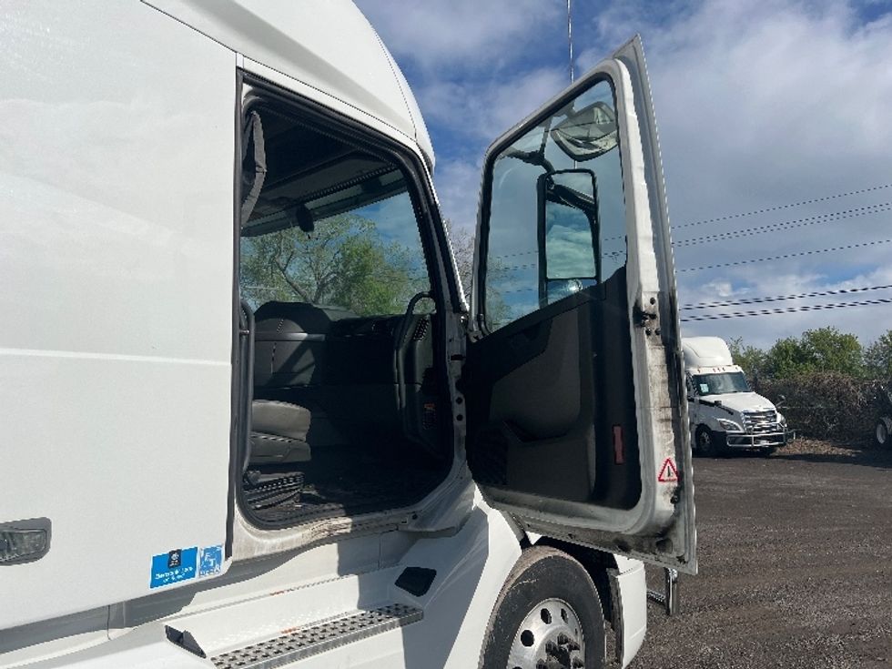 Sleeper Tractor-Heavy Duty Tractors-Volvo-2020-VNL64760-Rochester-NY-554,448\n\t\tmiles-$ 58,750 - Image 13