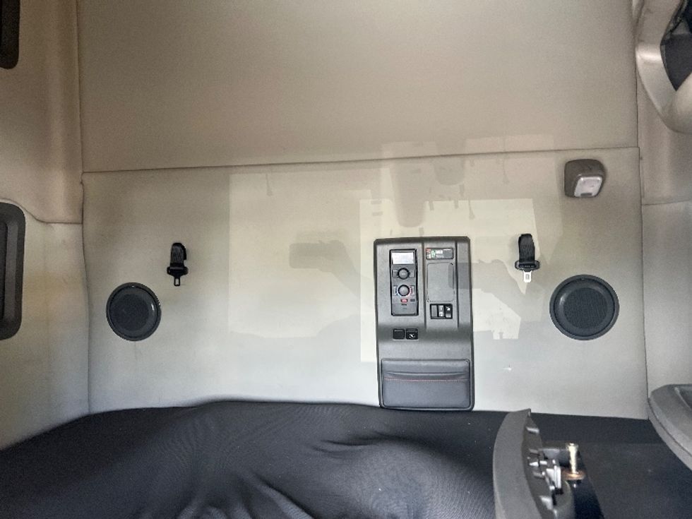 Sleeper Tractor-Heavy Duty Tractors-Volvo-2020-VNL64760-Rochester-NY-554,448\n\t\tmiles-$ 58,750 - Image 16