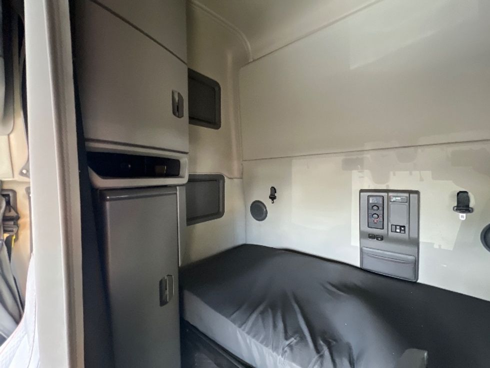 Sleeper Tractor-Heavy Duty Tractors-Volvo-2020-VNL64760-Rochester-NY-554,448\n\t\tmiles-$ 58,750 - Image 18