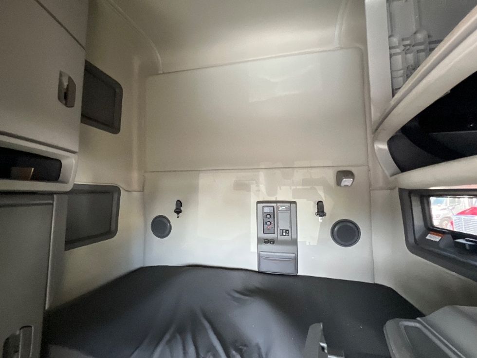 Sleeper Tractor-Heavy Duty Tractors-Volvo-2020-VNL64760-Rochester-NY-554,448\n\t\tmiles-$ 58,750 - Image 19