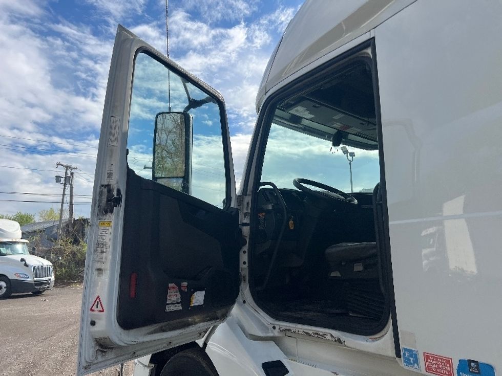 Sleeper Tractor-Heavy Duty Tractors-Volvo-2020-VNL64760-Rochester-NY-554,448\n\t\tmiles-$ 58,750 - Image 9