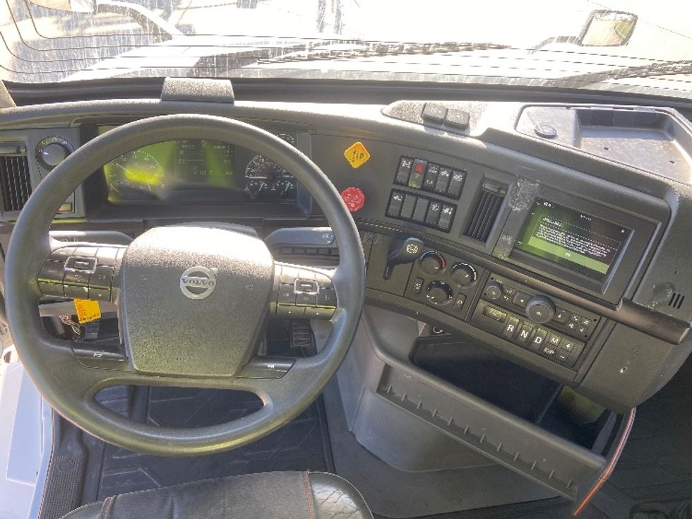 Sleeper Tractor-Heavy Duty Tractors-Volvo-2020-VNL64760-San Antonio-TX-718,635\n\t\tmiles-$ 49,000 - Image 11