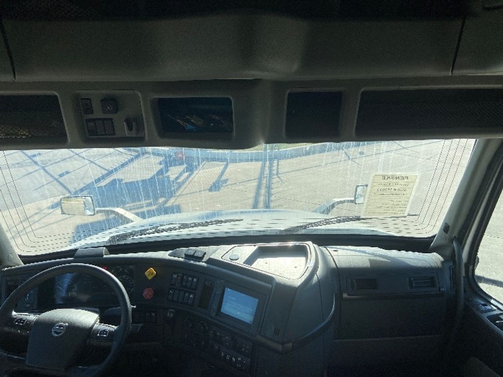 Sleeper Tractor-Heavy Duty Tractors-Volvo-2020-VNL64760-San Antonio-TX-718,635\n\t\tmiles-$ 49,000 - Image 12