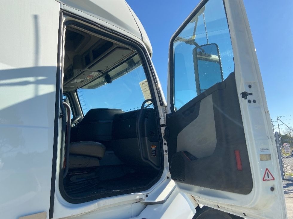 Sleeper Tractor-Heavy Duty Tractors-Volvo-2020-VNL64760-San Antonio-TX-718,635\n\t\tmiles-$ 49,000 - Image 13