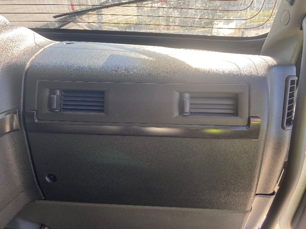 Sleeper Tractor-Heavy Duty Tractors-Volvo-2020-VNL64760-San Antonio-TX-718,635\n\t\tmiles-$ 49,000 - Image 14