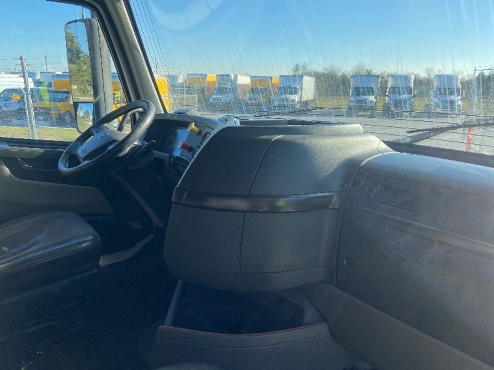 Sleeper Tractor-Heavy Duty Tractors-Volvo-2020-VNL64760-San Antonio-TX-718,635\n\t\tmiles-$ 49,000 - Image 15