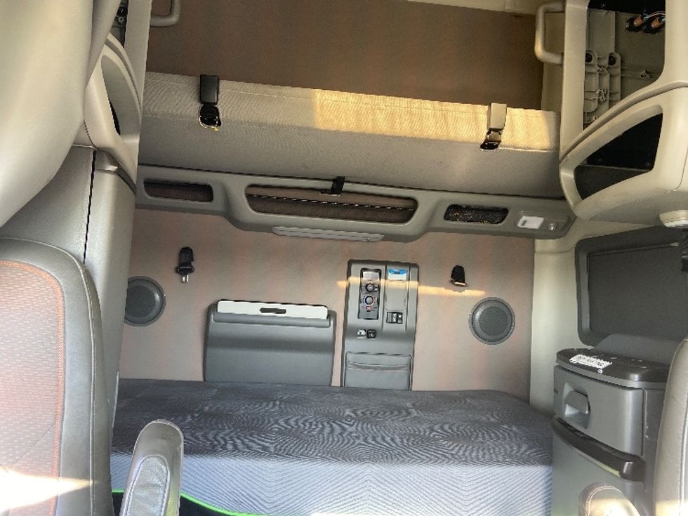 Sleeper Tractor-Heavy Duty Tractors-Volvo-2020-VNL64760-San Antonio-TX-718,635\n\t\tmiles-$ 49,000 - Image 16