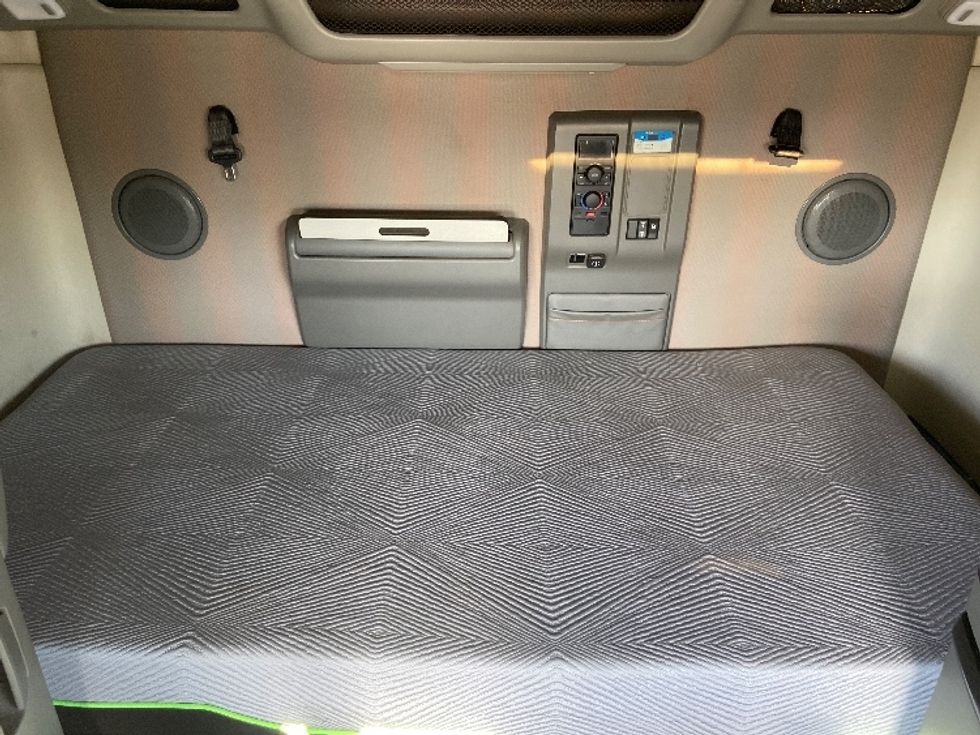 Sleeper Tractor-Heavy Duty Tractors-Volvo-2020-VNL64760-San Antonio-TX-718,635\n\t\tmiles-$ 49,000 - Image 17