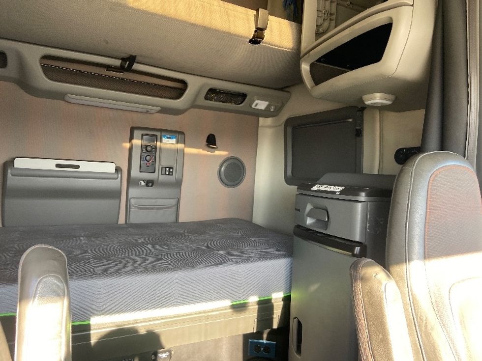 Sleeper Tractor-Heavy Duty Tractors-Volvo-2020-VNL64760-San Antonio-TX-718,635\n\t\tmiles-$ 49,000 - Image 18