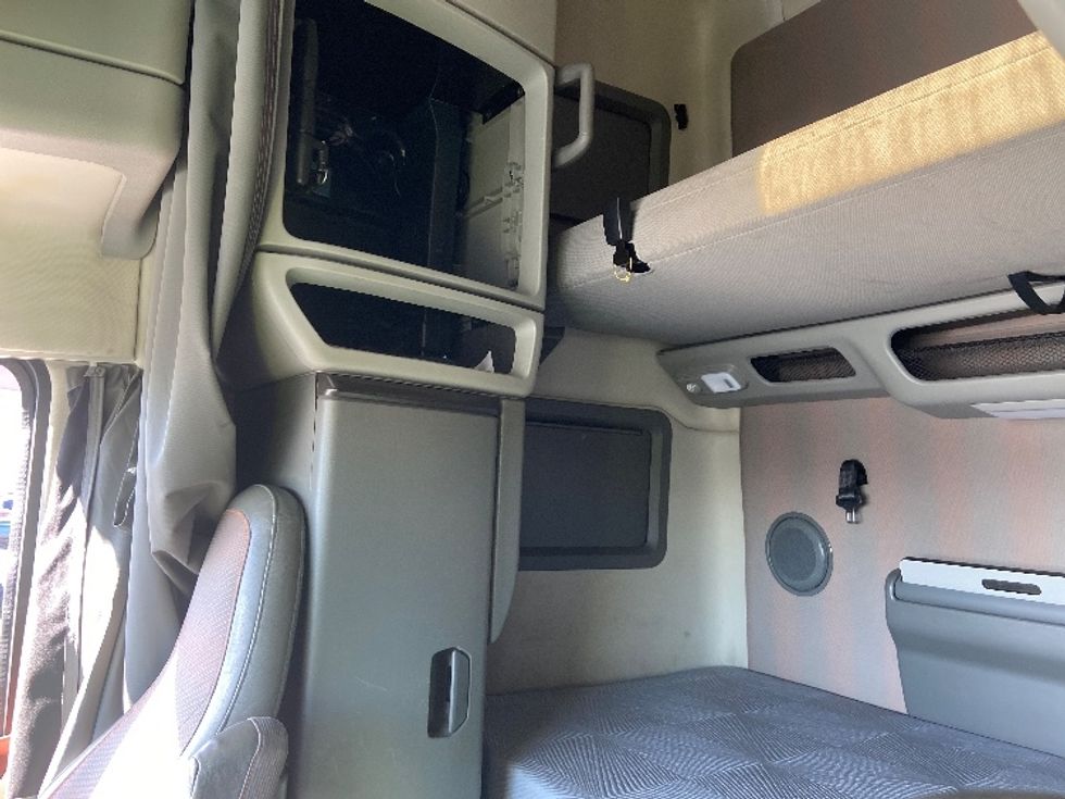 Sleeper Tractor-Heavy Duty Tractors-Volvo-2020-VNL64760-San Antonio-TX-718,635\n\t\tmiles-$ 49,000 - Image 19