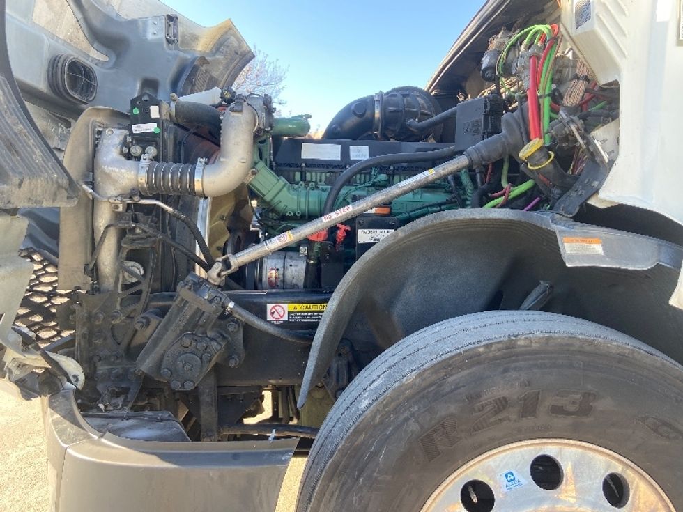 Sleeper Tractor-Heavy Duty Tractors-Volvo-2020-VNL64760-San Antonio-TX-718,635\n\t\tmiles-$ 49,000 - Image 21