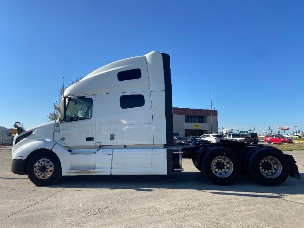 Sleeper Tractor-Heavy Duty Tractors-Volvo-2020-VNL64760-San Antonio-TX-718,635\n\t\tmiles-$ 49,000 - Image 4