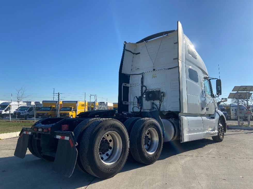 Sleeper Tractor-Heavy Duty Tractors-Volvo-2020-VNL64760-San Antonio-TX-718,635\n\t\tmiles-$ 49,000 - Image 7