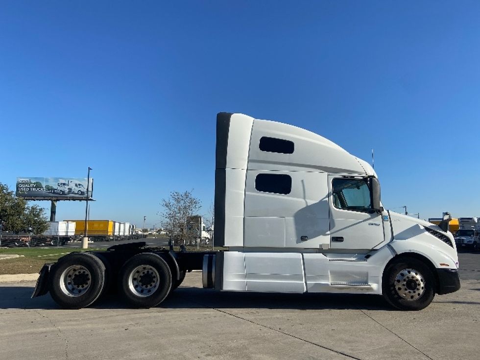 Sleeper Tractor-Heavy Duty Tractors-Volvo-2020-VNL64760-San Antonio-TX-718,635\n\t\tmiles-$ 49,000 - Image 8