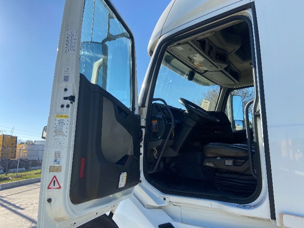 Sleeper Tractor-Heavy Duty Tractors-Volvo-2020-VNL64760-San Antonio-TX-718,635\n\t\tmiles-$ 49,000 - Image 9