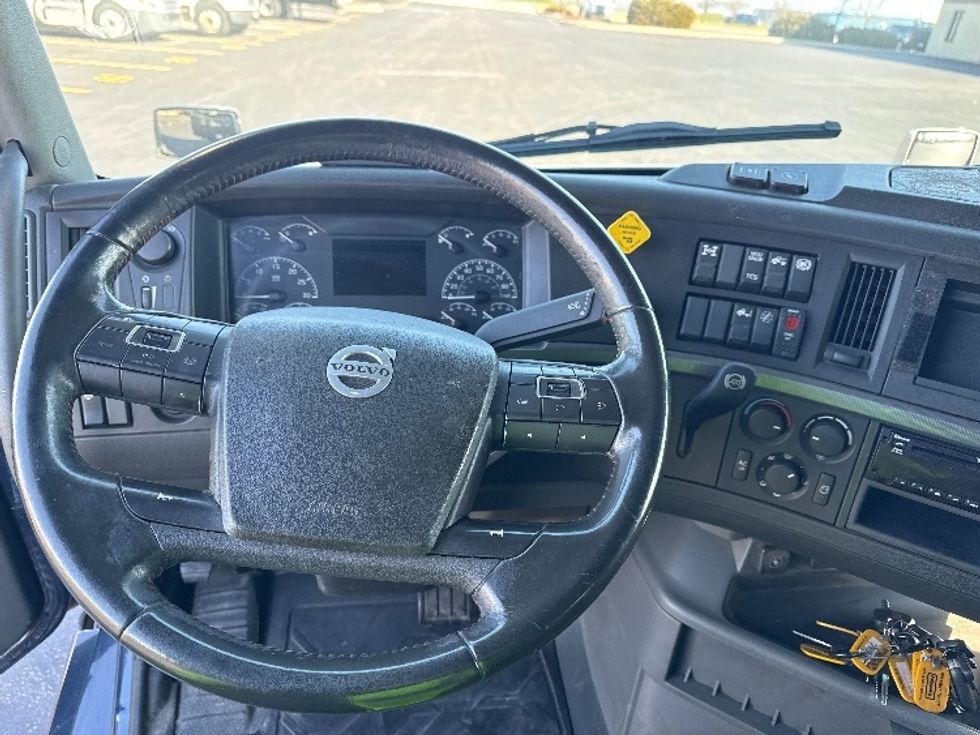 Sleeper Tractor-Heavy Duty Tractors-Volvo-2020-VNL64760-Sheboygan-WI-472,049\n\t\tmiles-$ 60,000 - Image 10