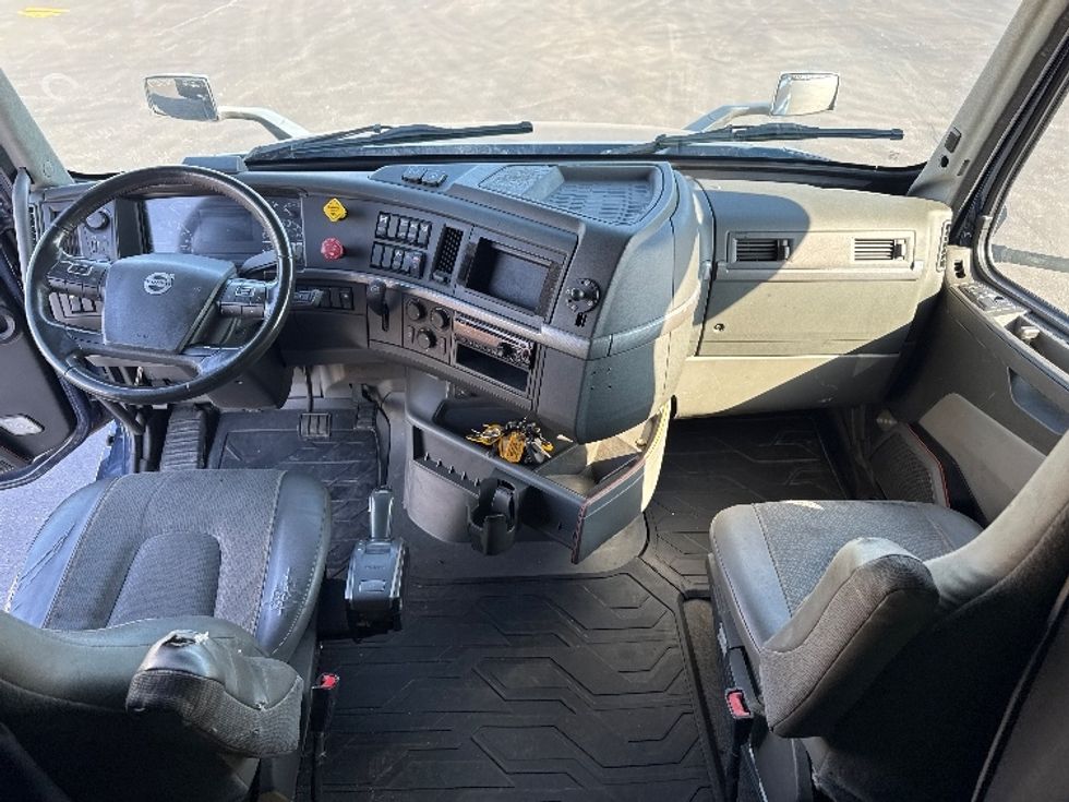 Sleeper Tractor-Heavy Duty Tractors-Volvo-2020-VNL64760-Sheboygan-WI-472,049\n\t\tmiles-$ 60,000 - Image 11