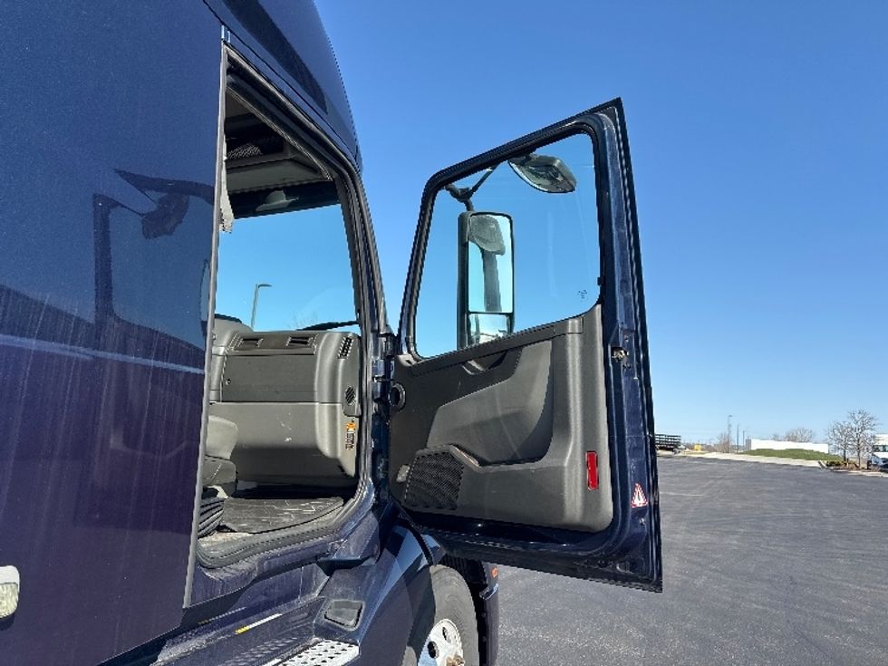 Sleeper Tractor-Heavy Duty Tractors-Volvo-2020-VNL64760-Sheboygan-WI-472,049\n\t\tmiles-$ 60,000 - Image 12