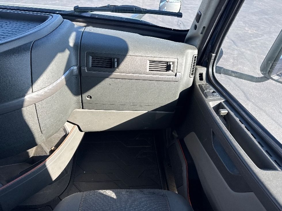 Sleeper Tractor-Heavy Duty Tractors-Volvo-2020-VNL64760-Sheboygan-WI-472,049\n\t\tmiles-$ 60,000 - Image 13