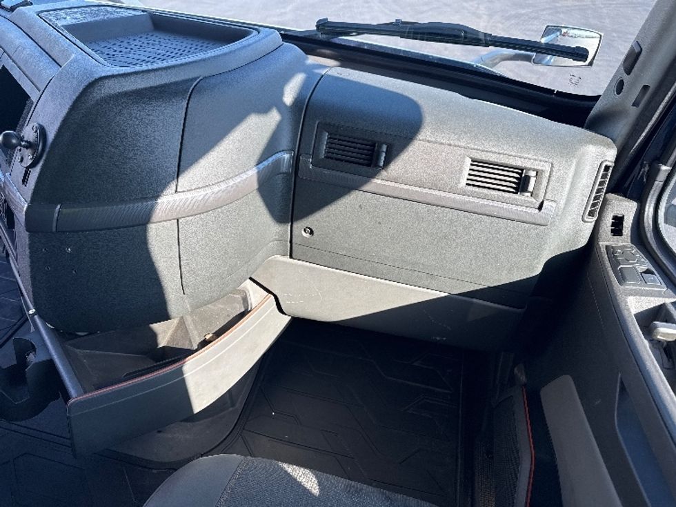 Sleeper Tractor-Heavy Duty Tractors-Volvo-2020-VNL64760-Sheboygan-WI-472,049\n\t\tmiles-$ 60,000 - Image 14