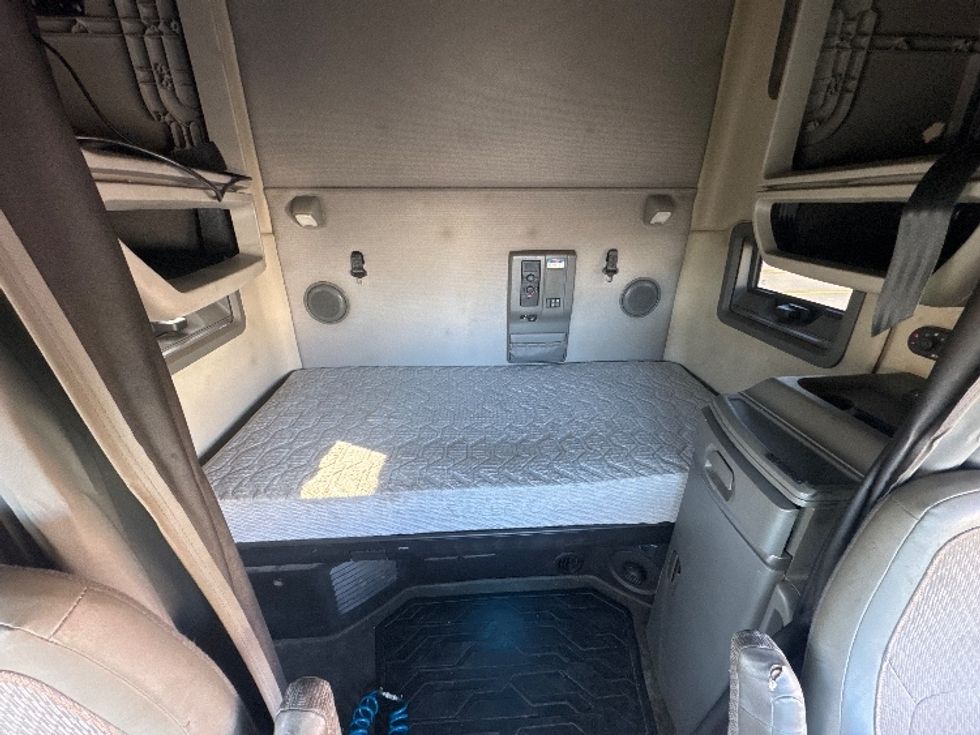 Sleeper Tractor-Heavy Duty Tractors-Volvo-2020-VNL64760-Sheboygan-WI-472,049\n\t\tmiles-$ 60,000 - Image 15