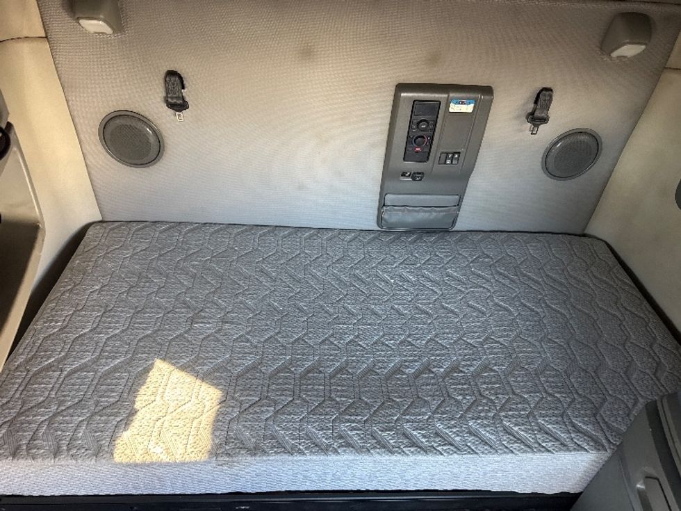 Sleeper Tractor-Heavy Duty Tractors-Volvo-2020-VNL64760-Sheboygan-WI-472,049\n\t\tmiles-$ 60,000 - Image 16