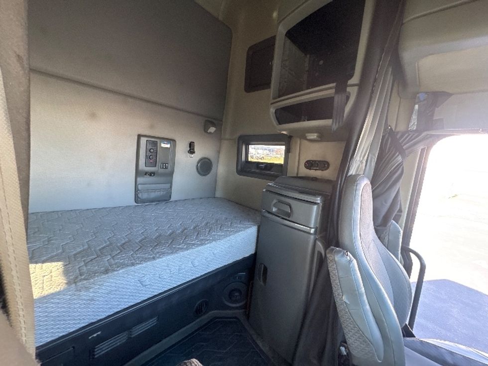 Sleeper Tractor-Heavy Duty Tractors-Volvo-2020-VNL64760-Sheboygan-WI-472,049\n\t\tmiles-$ 60,000 - Image 17