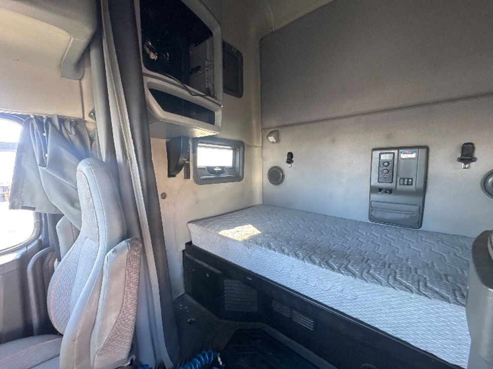 Sleeper Tractor-Heavy Duty Tractors-Volvo-2020-VNL64760-Sheboygan-WI-472,049\n\t\tmiles-$ 60,000 - Image 18