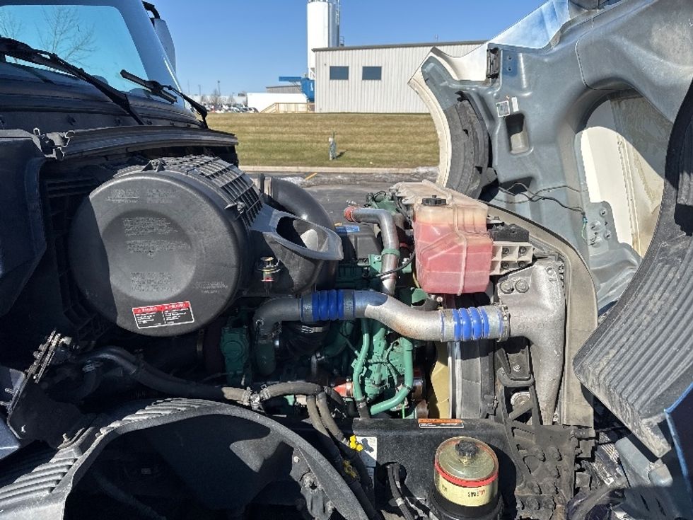 Sleeper Tractor-Heavy Duty Tractors-Volvo-2020-VNL64760-Sheboygan-WI-472,049\n\t\tmiles-$ 60,000 - Image 19