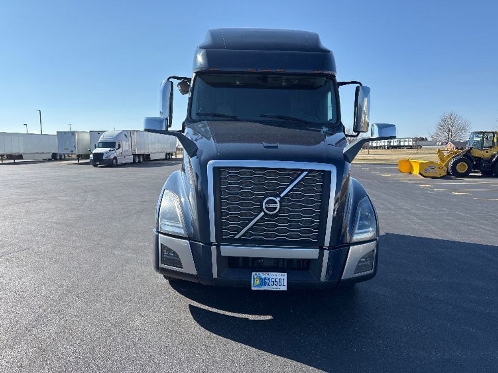 Sleeper Tractor-Heavy Duty Tractors-Volvo-2020-VNL64760-Sheboygan-WI-472,049\n\t\tmiles-$ 60,000 - Image 2
