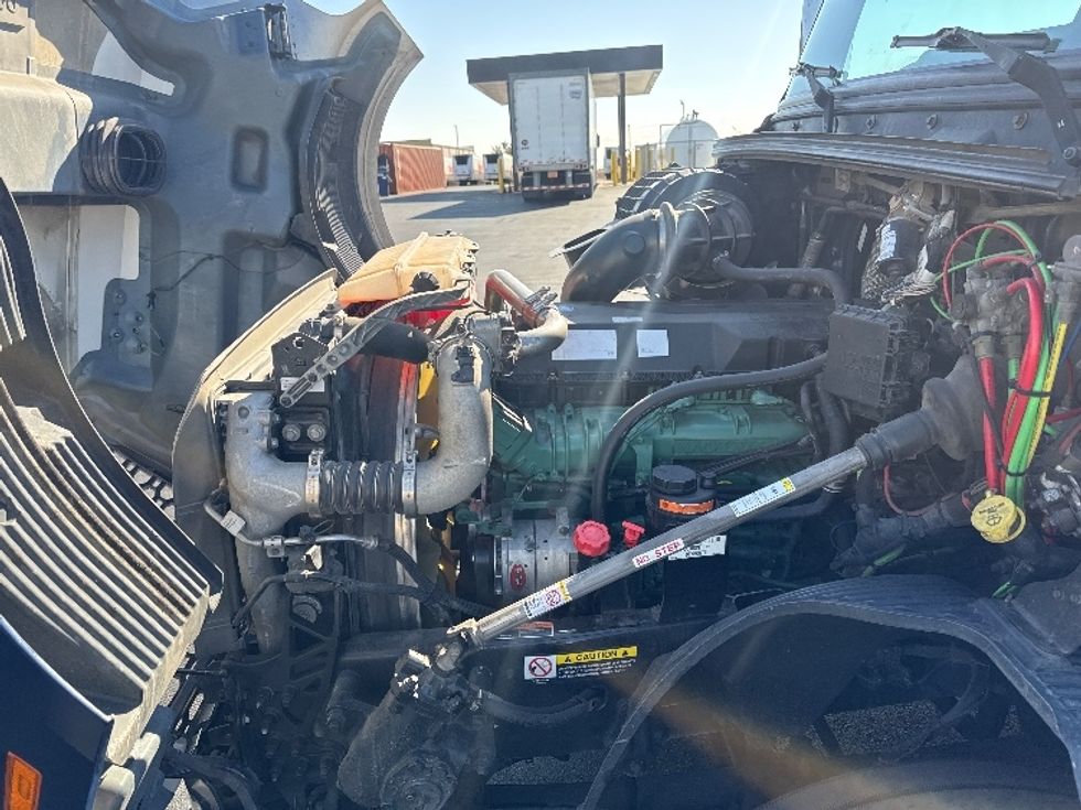 Sleeper Tractor-Heavy Duty Tractors-Volvo-2020-VNL64760-Sheboygan-WI-472,049\n\t\tmiles-$ 60,000 - Image 20