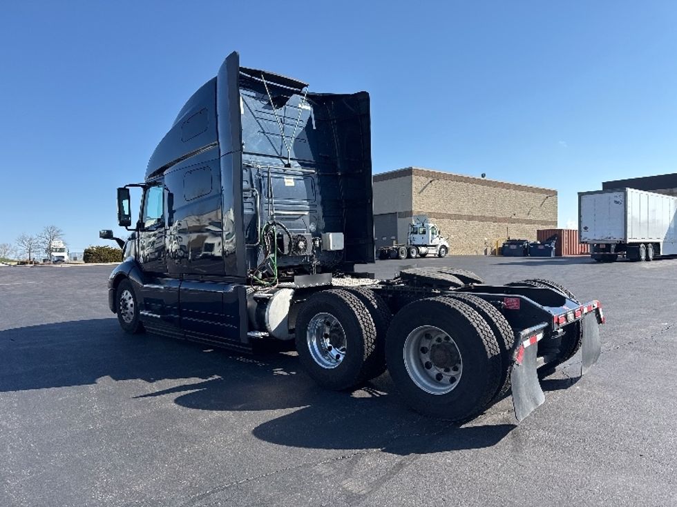 Sleeper Tractor-Heavy Duty Tractors-Volvo-2020-VNL64760-Sheboygan-WI-472,049\n\t\tmiles-$ 60,000 - Image 5