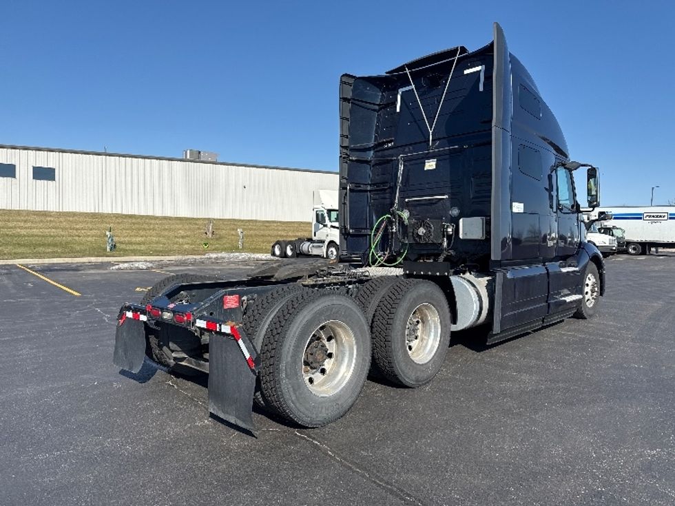 Sleeper Tractor-Heavy Duty Tractors-Volvo-2020-VNL64760-Sheboygan-WI-472,049\n\t\tmiles-$ 60,000 - Image 7