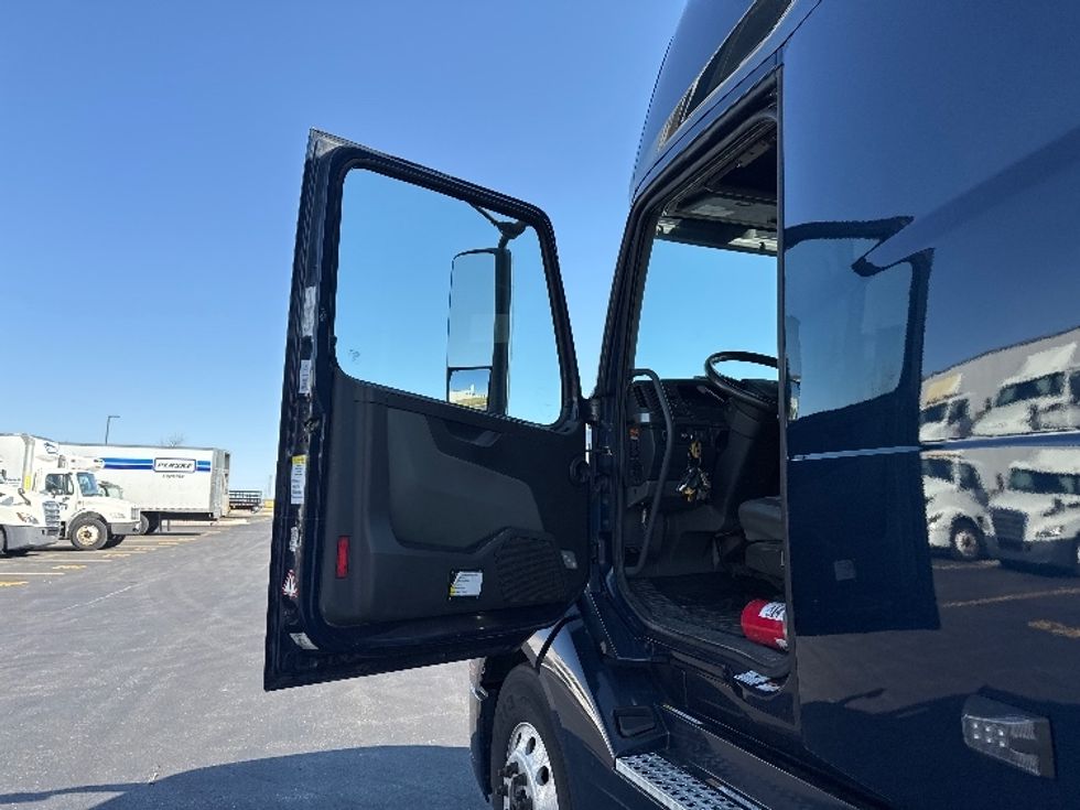 Sleeper Tractor-Heavy Duty Tractors-Volvo-2020-VNL64760-Sheboygan-WI-472,049\n\t\tmiles-$ 60,000 - Image 9