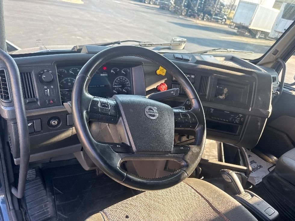 Sleeper Tractor-Heavy Duty Tractors-Volvo-2020-VNL64760-Sheboygan-WI-803,920\n\t\tmiles-$ 37,500 - Image 10