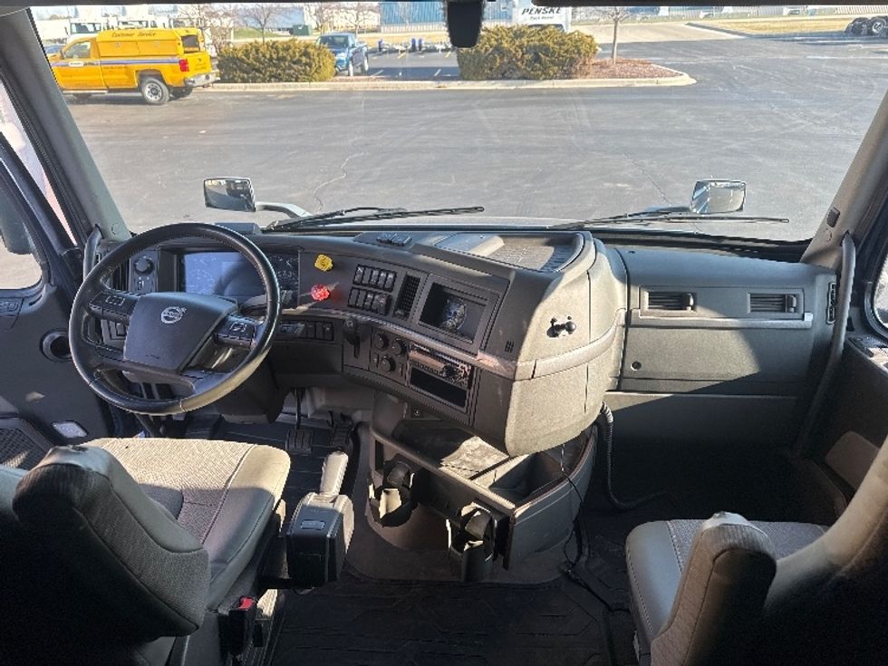 Sleeper Tractor-Heavy Duty Tractors-Volvo-2020-VNL64760-Sheboygan-WI-803,920\n\t\tmiles-$ 37,500 - Image 12