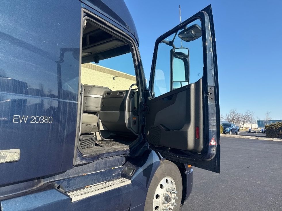 Sleeper Tractor-Heavy Duty Tractors-Volvo-2020-VNL64760-Sheboygan-WI-803,920\n\t\tmiles-$ 37,500 - Image 13