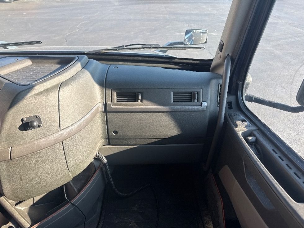 Sleeper Tractor-Heavy Duty Tractors-Volvo-2020-VNL64760-Sheboygan-WI-803,920\n\t\tmiles-$ 37,500 - Image 14