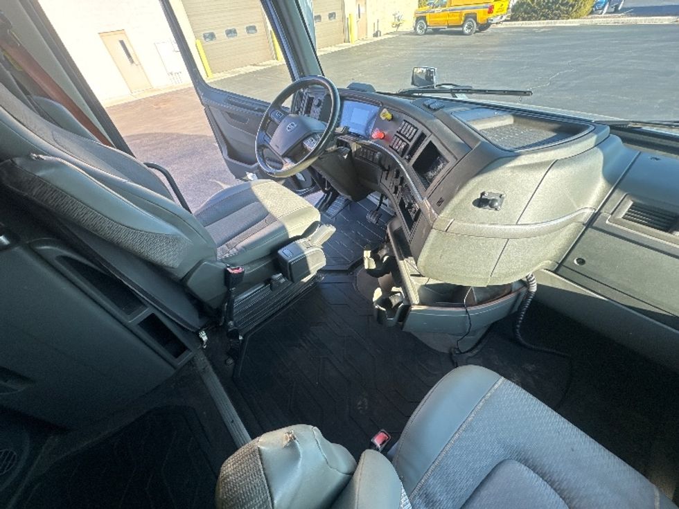 Sleeper Tractor-Heavy Duty Tractors-Volvo-2020-VNL64760-Sheboygan-WI-803,920\n\t\tmiles-$ 37,500 - Image 15