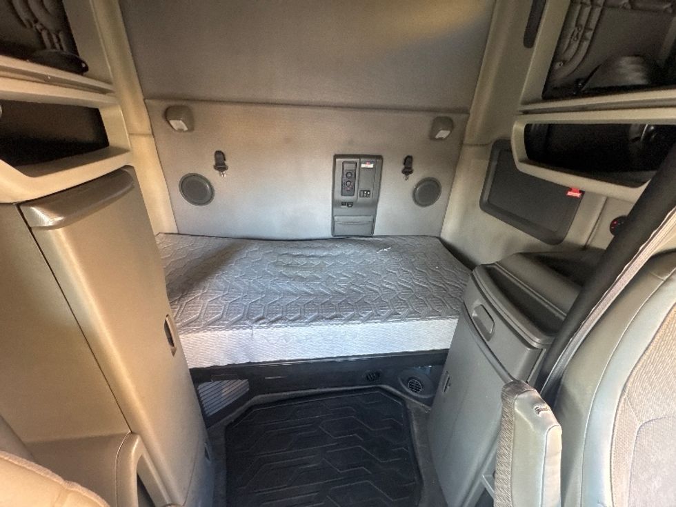 Sleeper Tractor-Heavy Duty Tractors-Volvo-2020-VNL64760-Sheboygan-WI-803,920\n\t\tmiles-$ 37,500 - Image 16